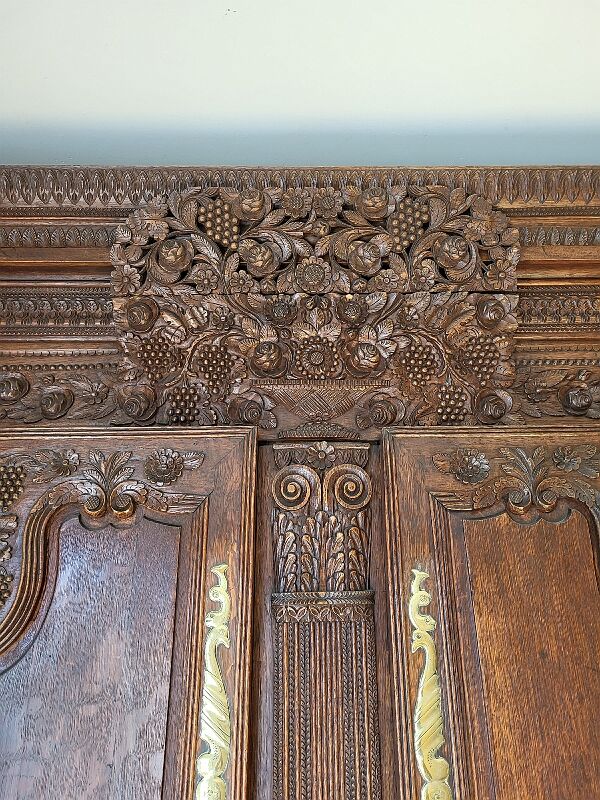 Armoire en chene sculptee du xviii ème siecle