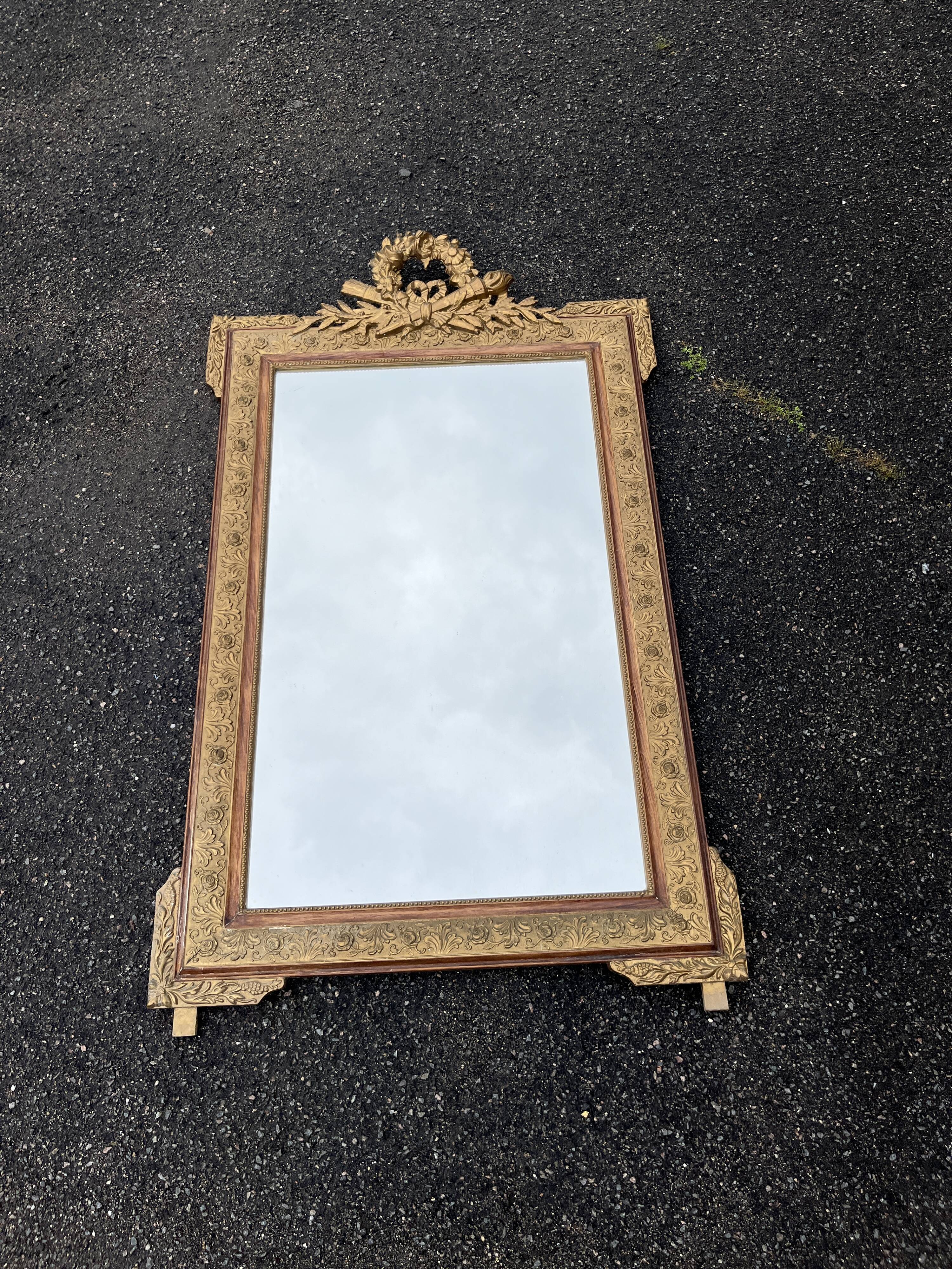 Large gold mirror in Louis XVI style with laurel crown, 121 cm.