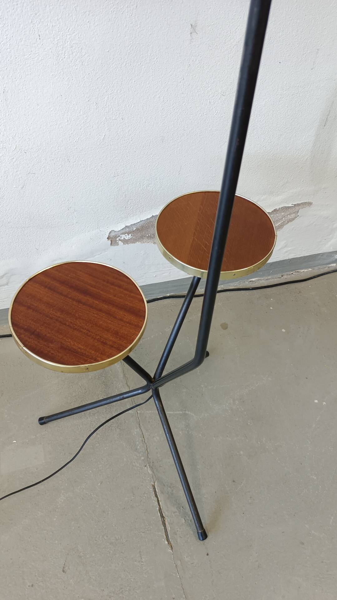 Tripod floor lamp