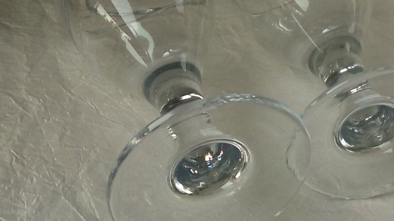 Verres a pied trompeur en verre epais bistrot