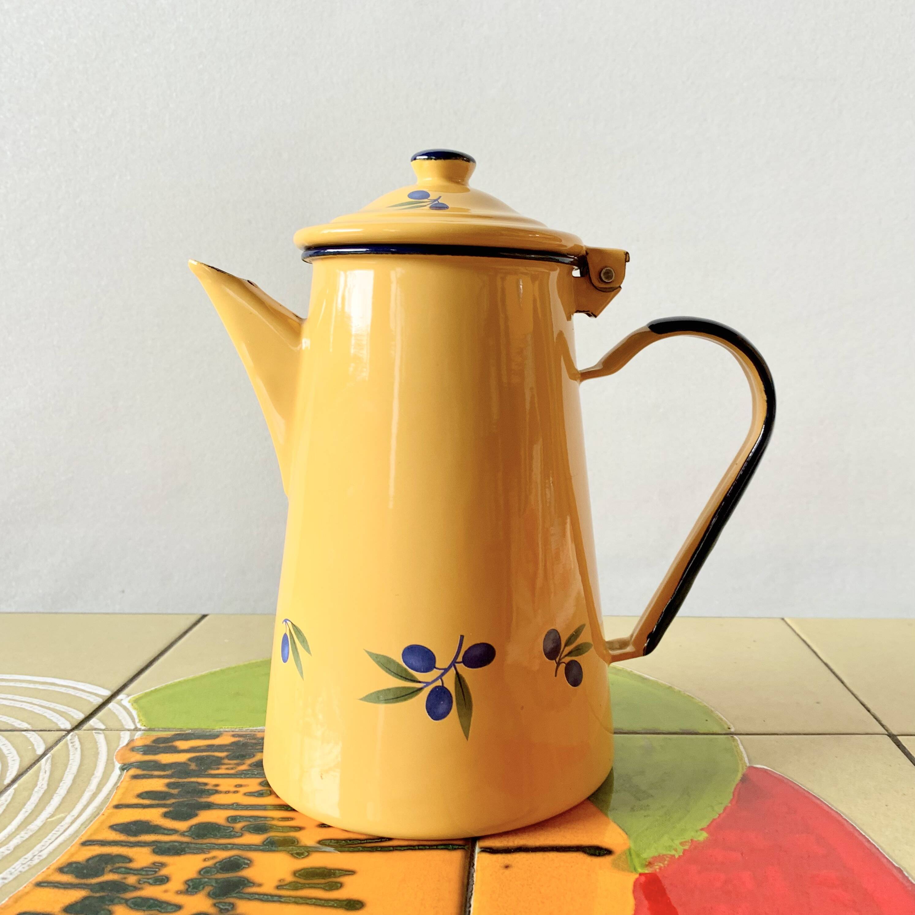 Old coffee maker in yellow enameled sheet metal - olive decor