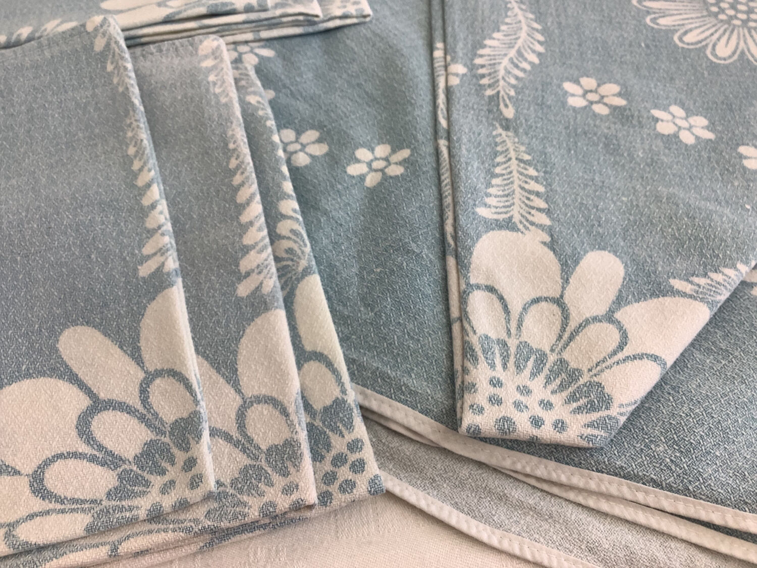 Oval tablecloth and 6 towels