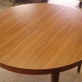 Scandinavian round table feet strung