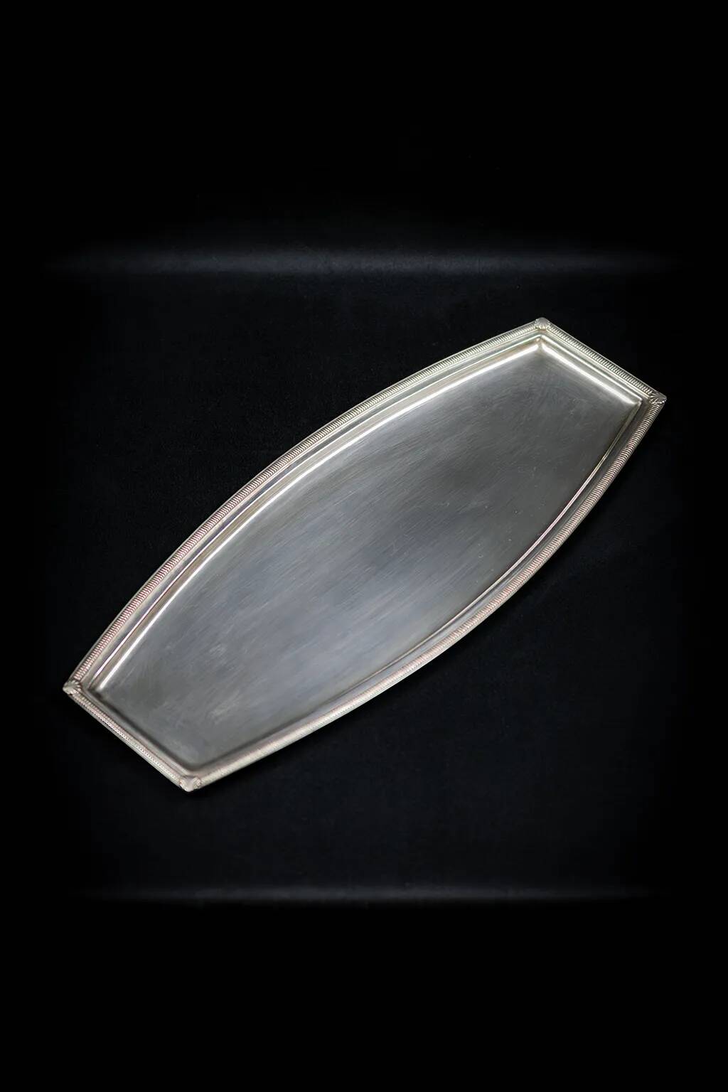 Silver-plated metal cake dish, shell design – hallmarked, 38 x 15 cm