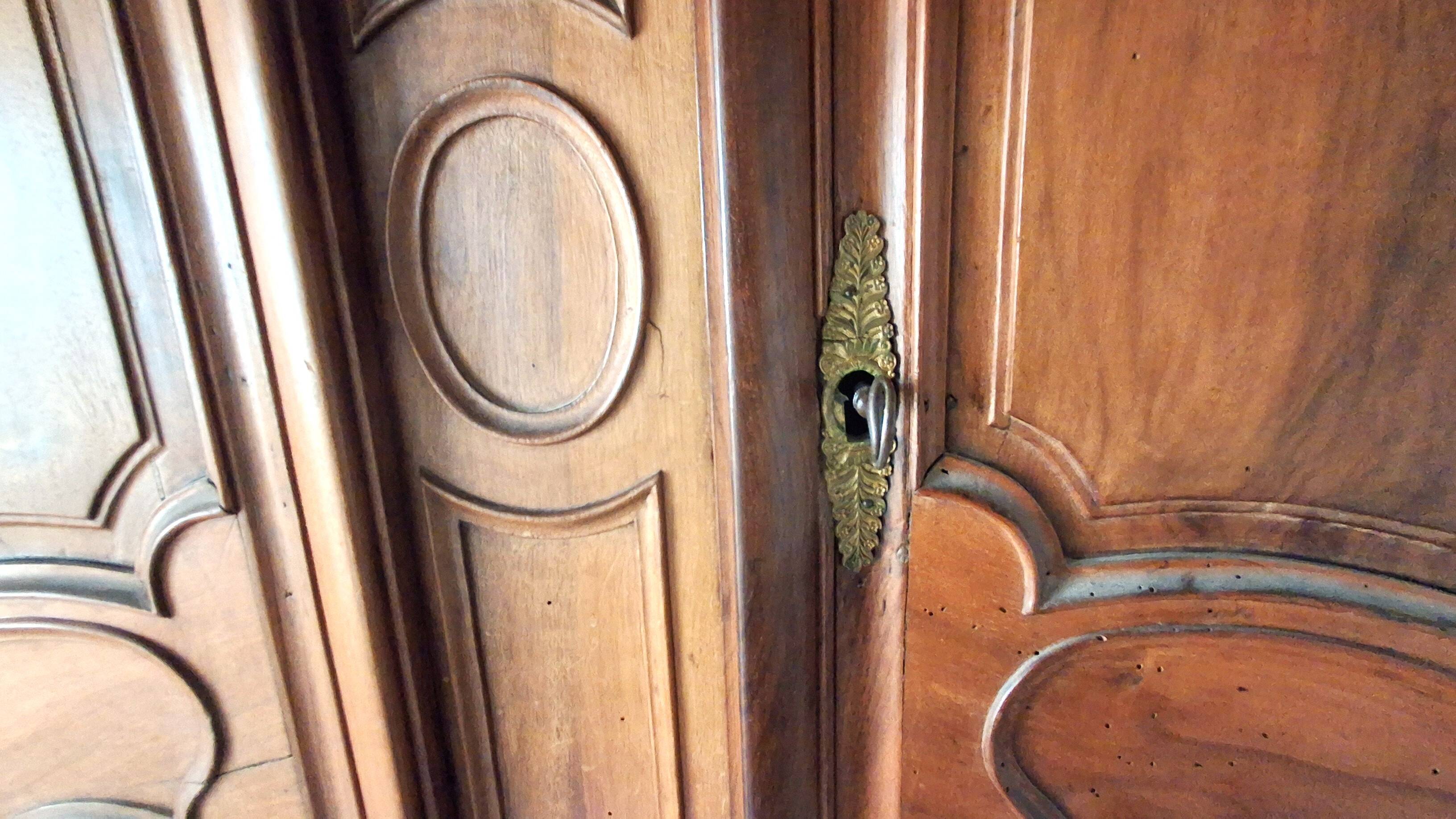 Provençal wardrobe Walnut 1850