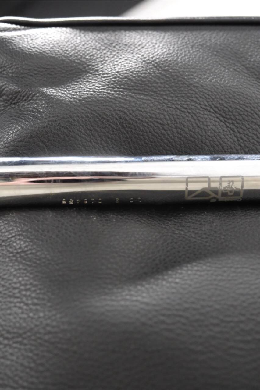 LC2 armchair in black leather – Design Le Corbusier, Pierre Jeanneret & Charlotte Perriand