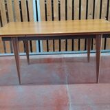 Extendable teak table