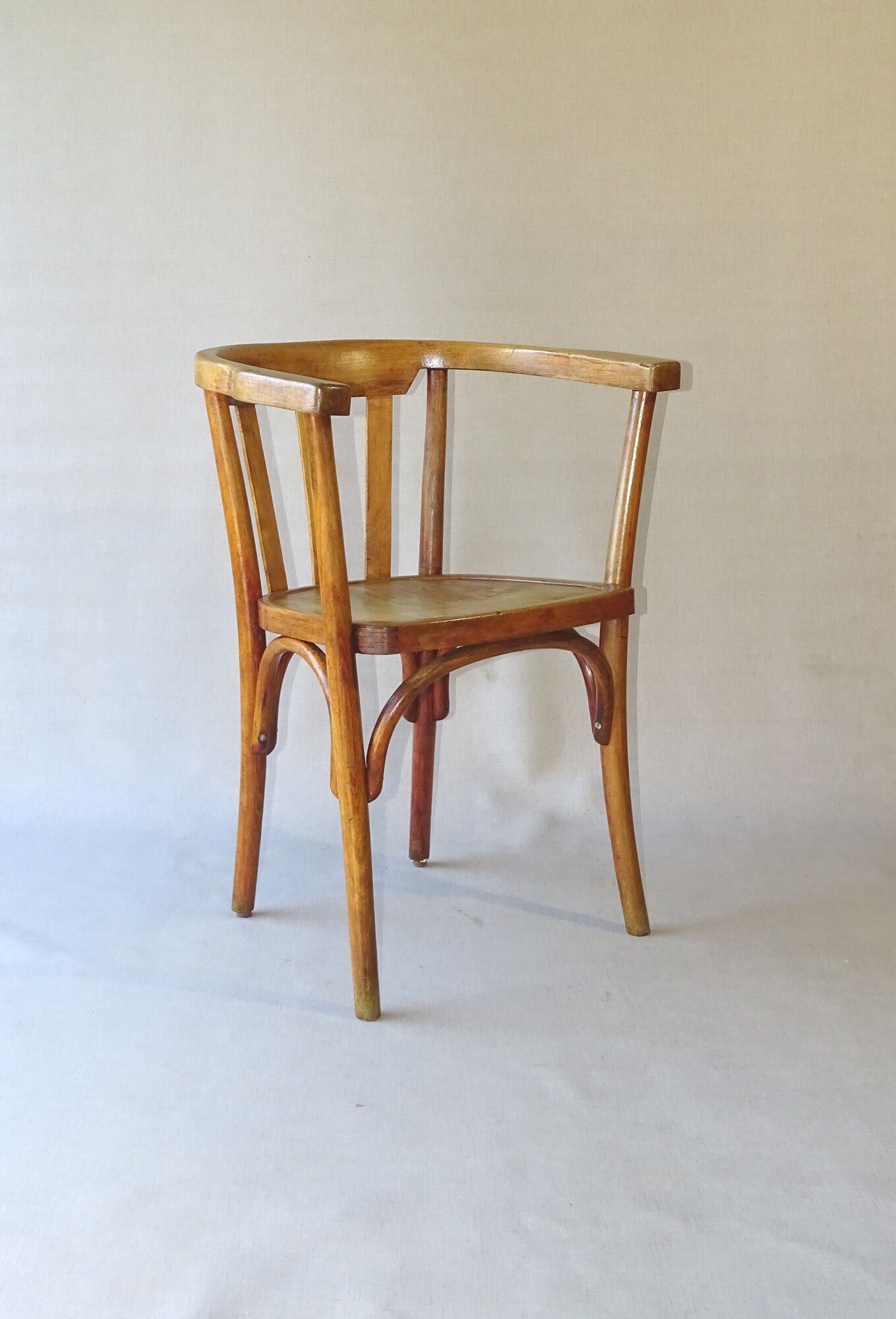 Fauteuil de bureau, bois blond, vers 1930, assise bois