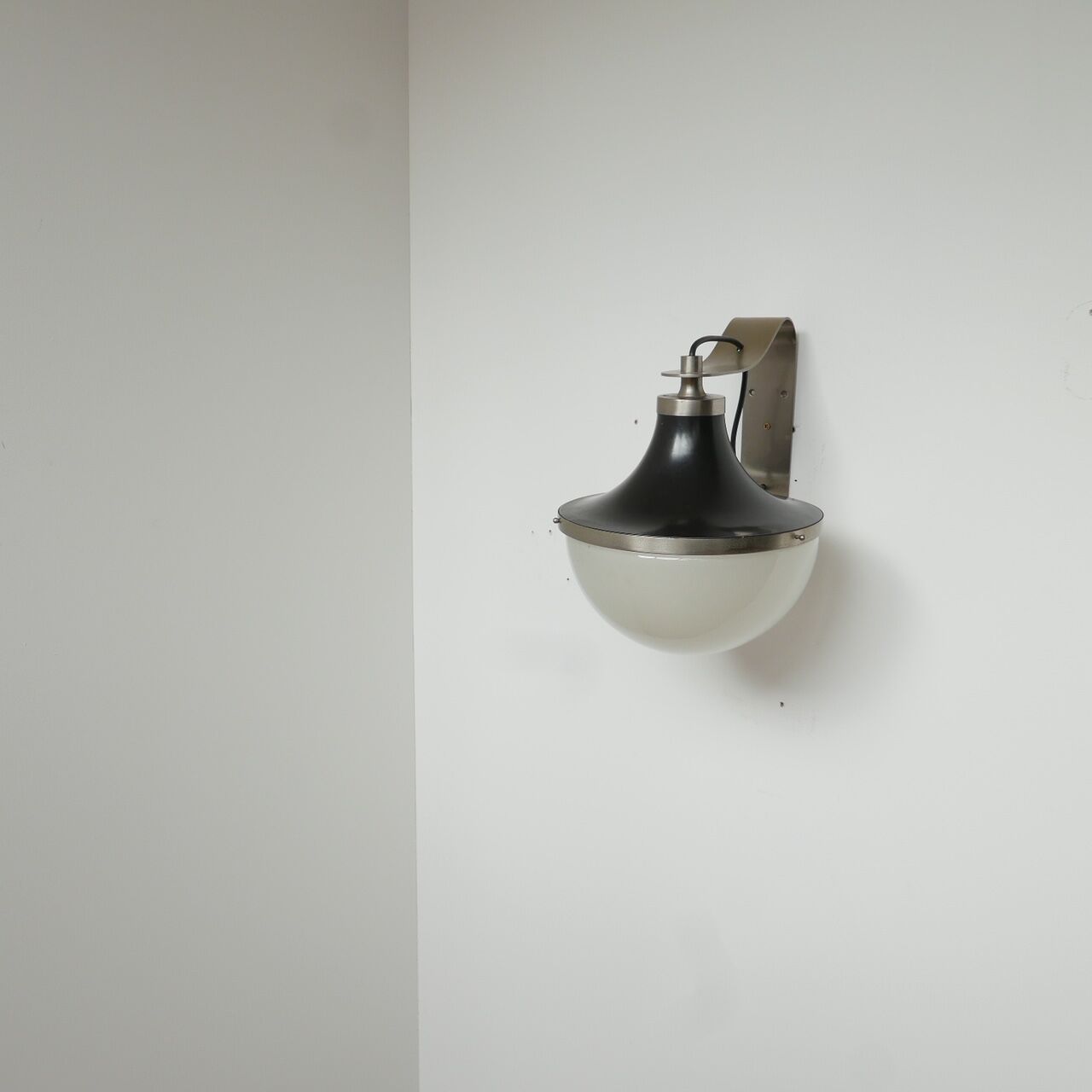 Sergio Mazza pi wall light edit by Artemide