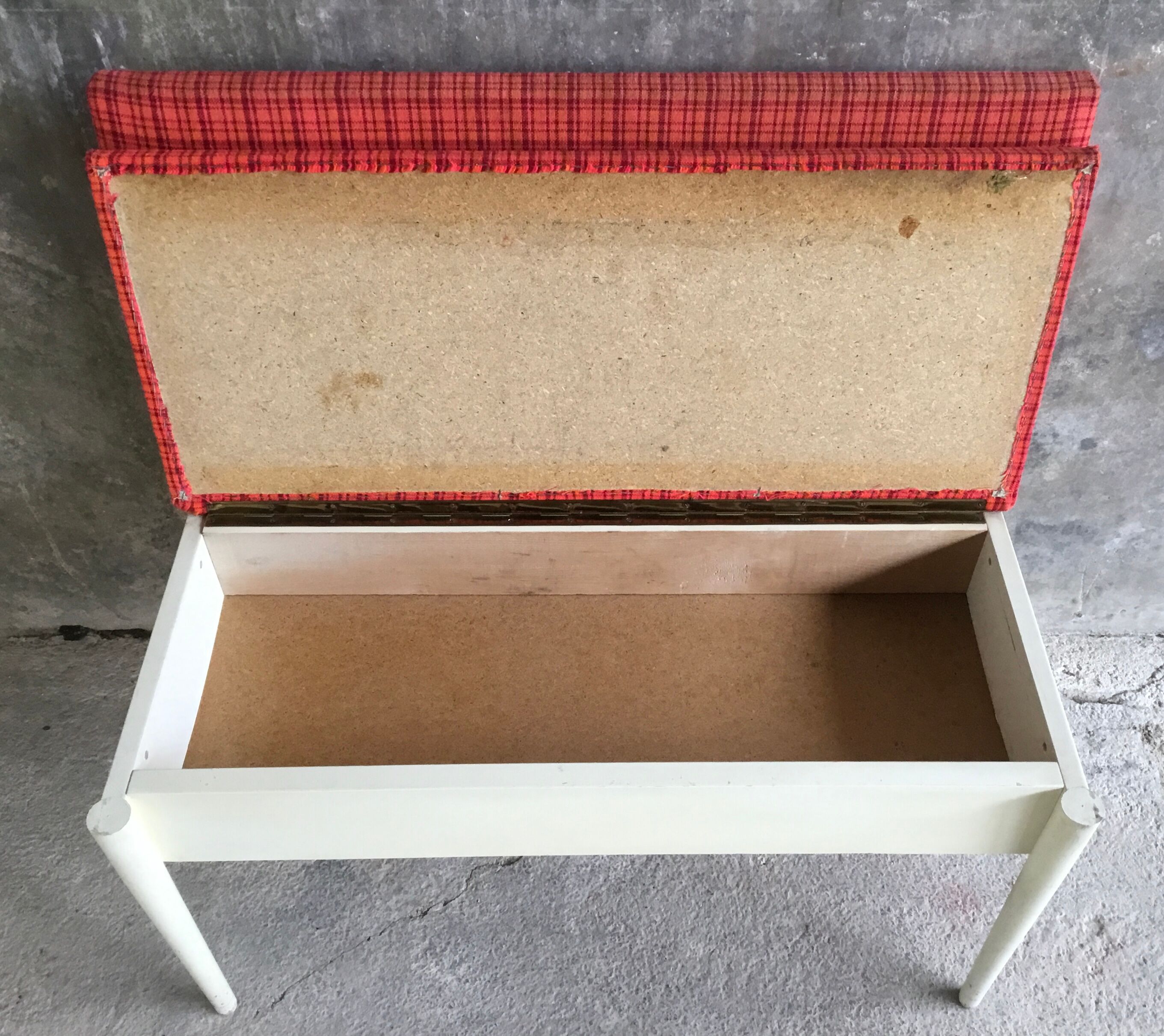 Coffre banquette vintage bois laqué blanc et tissus - 1970