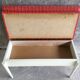 Coffre banquette vintage bois laqué blanc et tissus - 1970