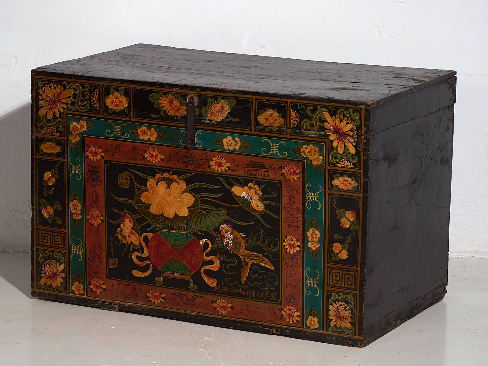 Malle chinoise ancienne de couleur foncée avec des motifs floraux (c.1900) #2