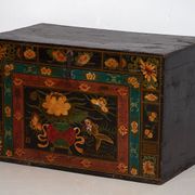 Malle chinoise ancienne de couleur foncée avec des motifs floraux (c.1900) #2
