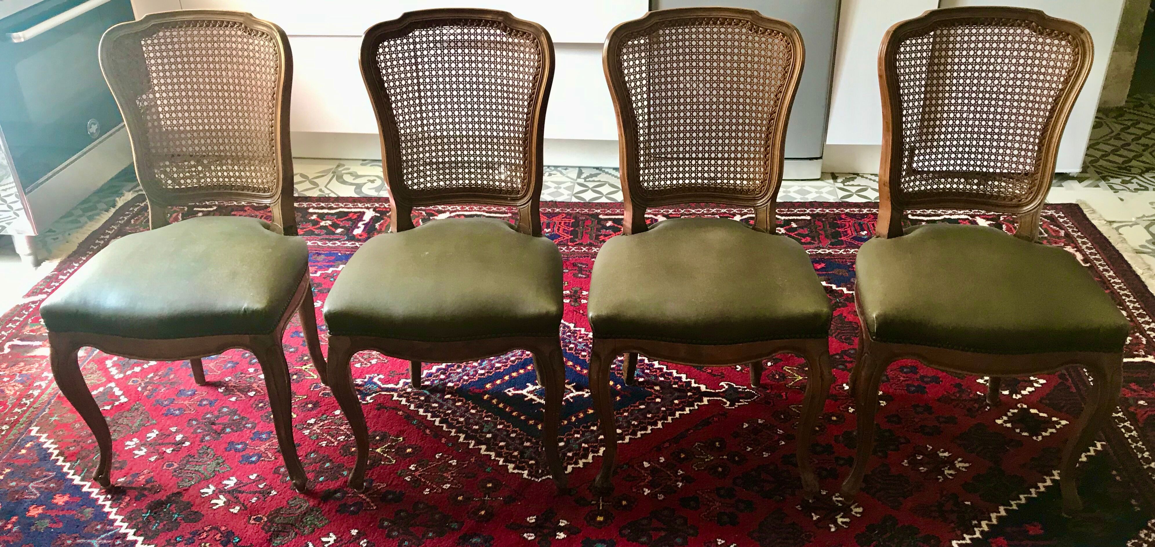 Suite de 4 chaises de style louis XV cannées assises en sky vert