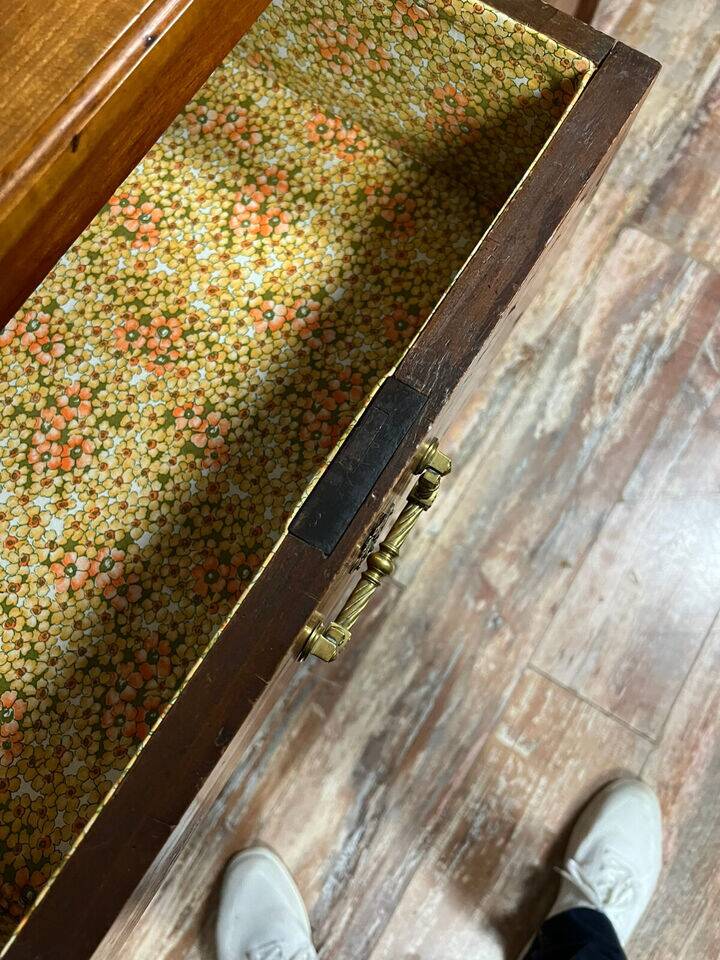Louis XVI period chest of drawers in precious wood marquetry circa 1760
