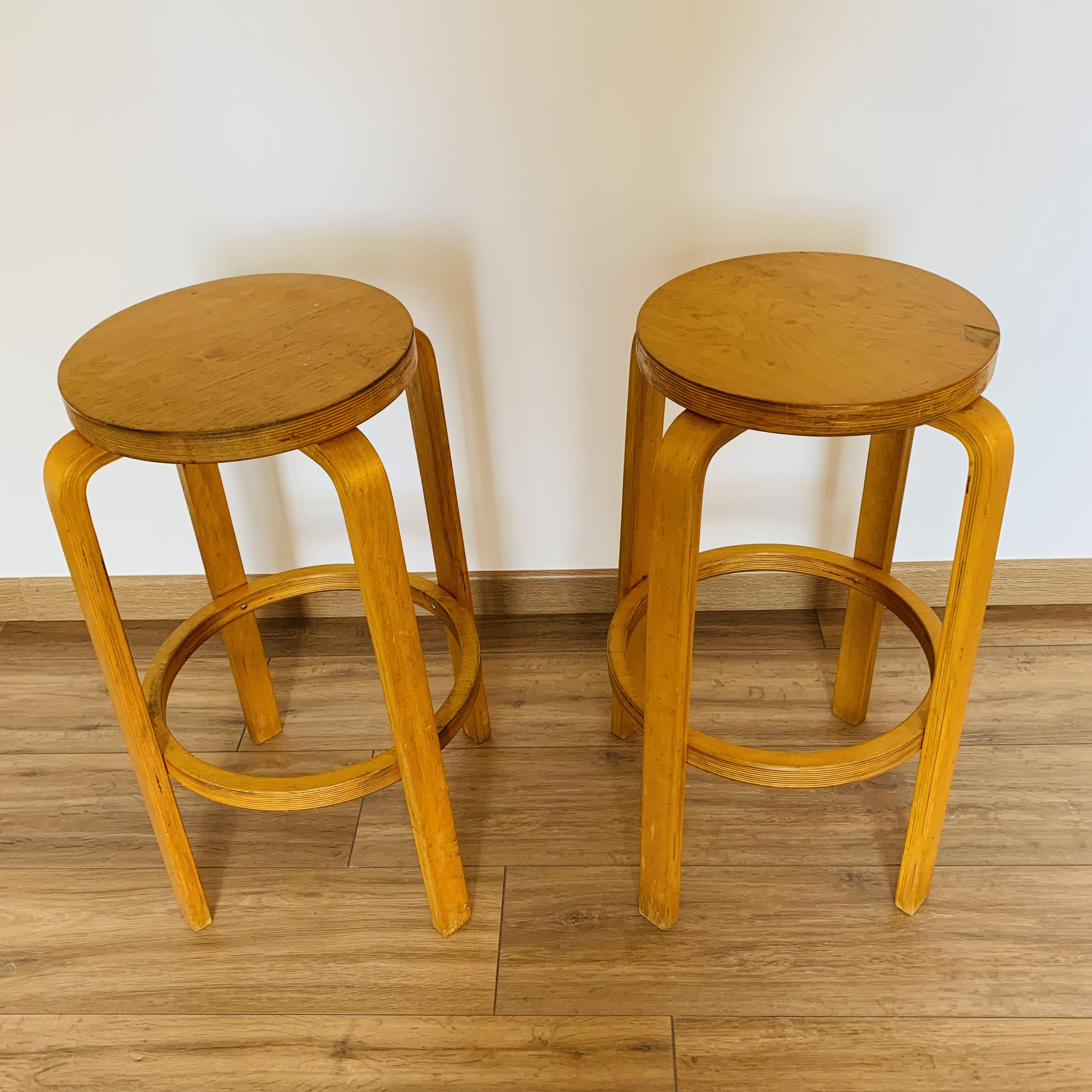2 bar stools