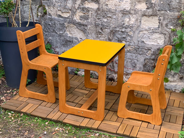 Bureau et chaises traîneau enfants en bois et formica 1970