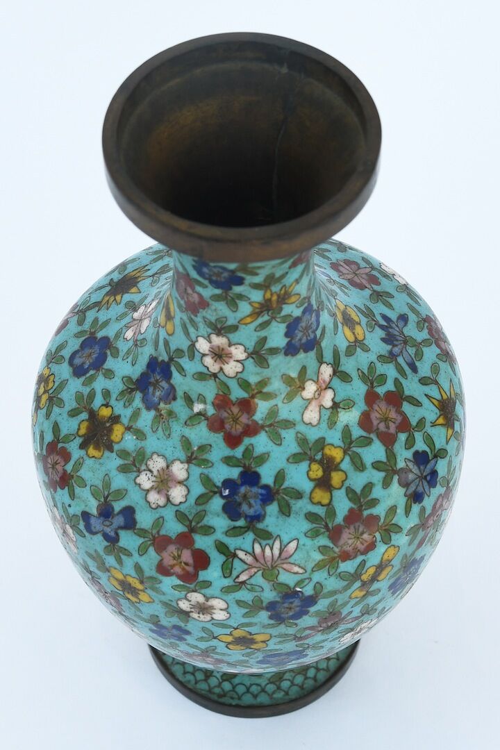 Bulked enamel vase