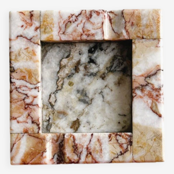 Petit cendrier carré en marbre.