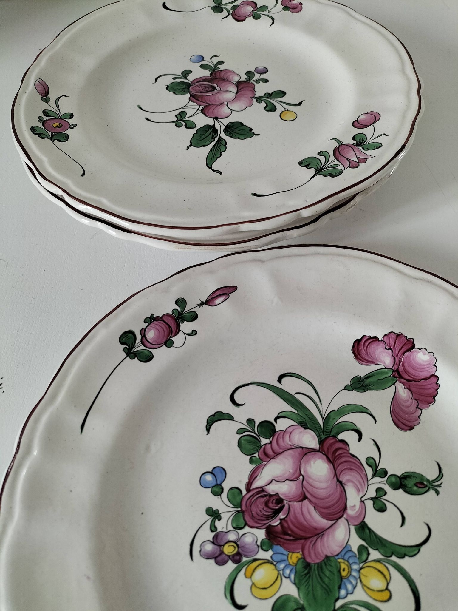 Trio d’assiettes anciennes peintes à la main
