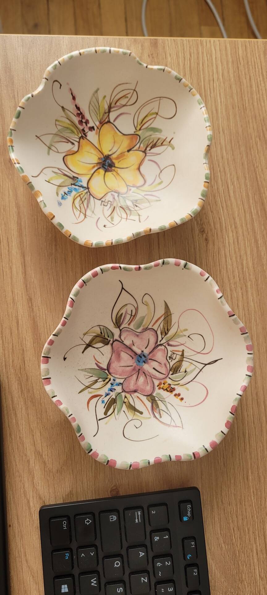 2 ceramic bowls with floral decoration