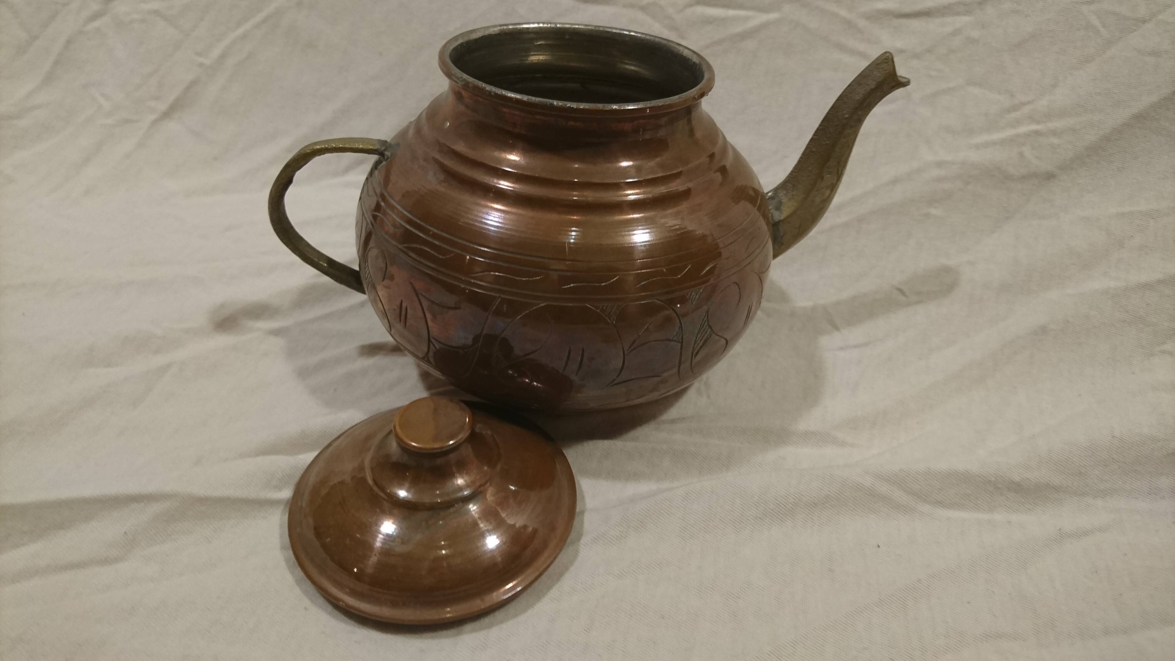 Copper and old brass theiere