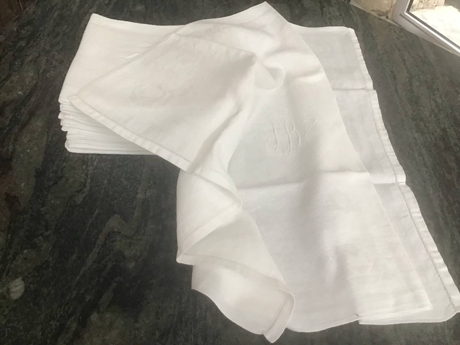 12 Serviettes en damassé blanc au monogramme JB