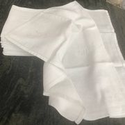 12 Serviettes en damassé blanc au monogramme JB