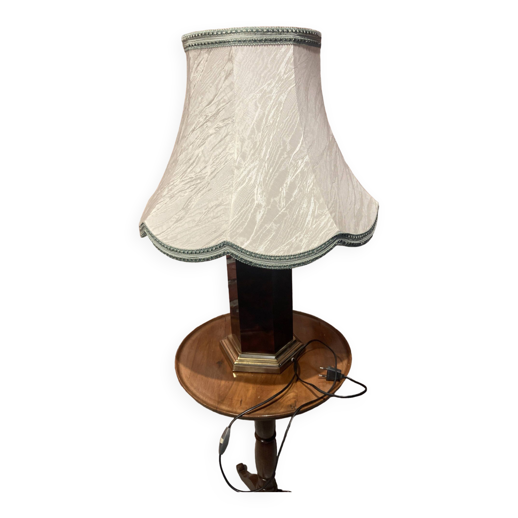 Chic table lamp with lampshade