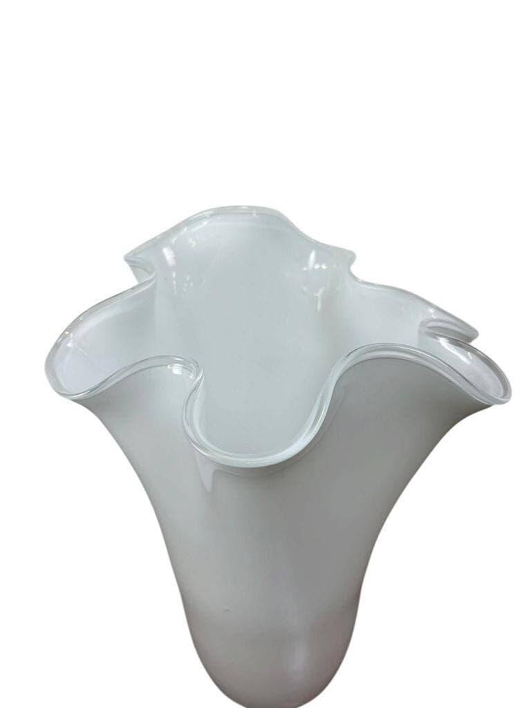 White pleated glass vase fidrio