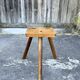 Tabouret brutaliste tripode bois massif claveté