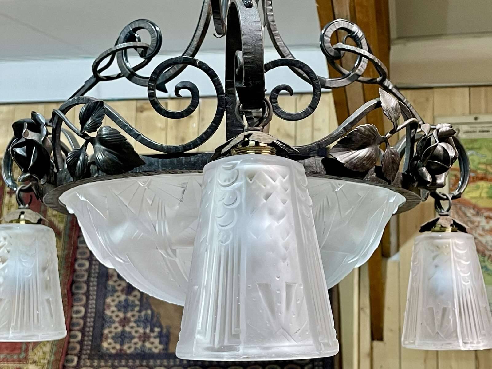 Art Deco chandelier in glass and wrought iron signed Muller Frères Luneville, 3 lights