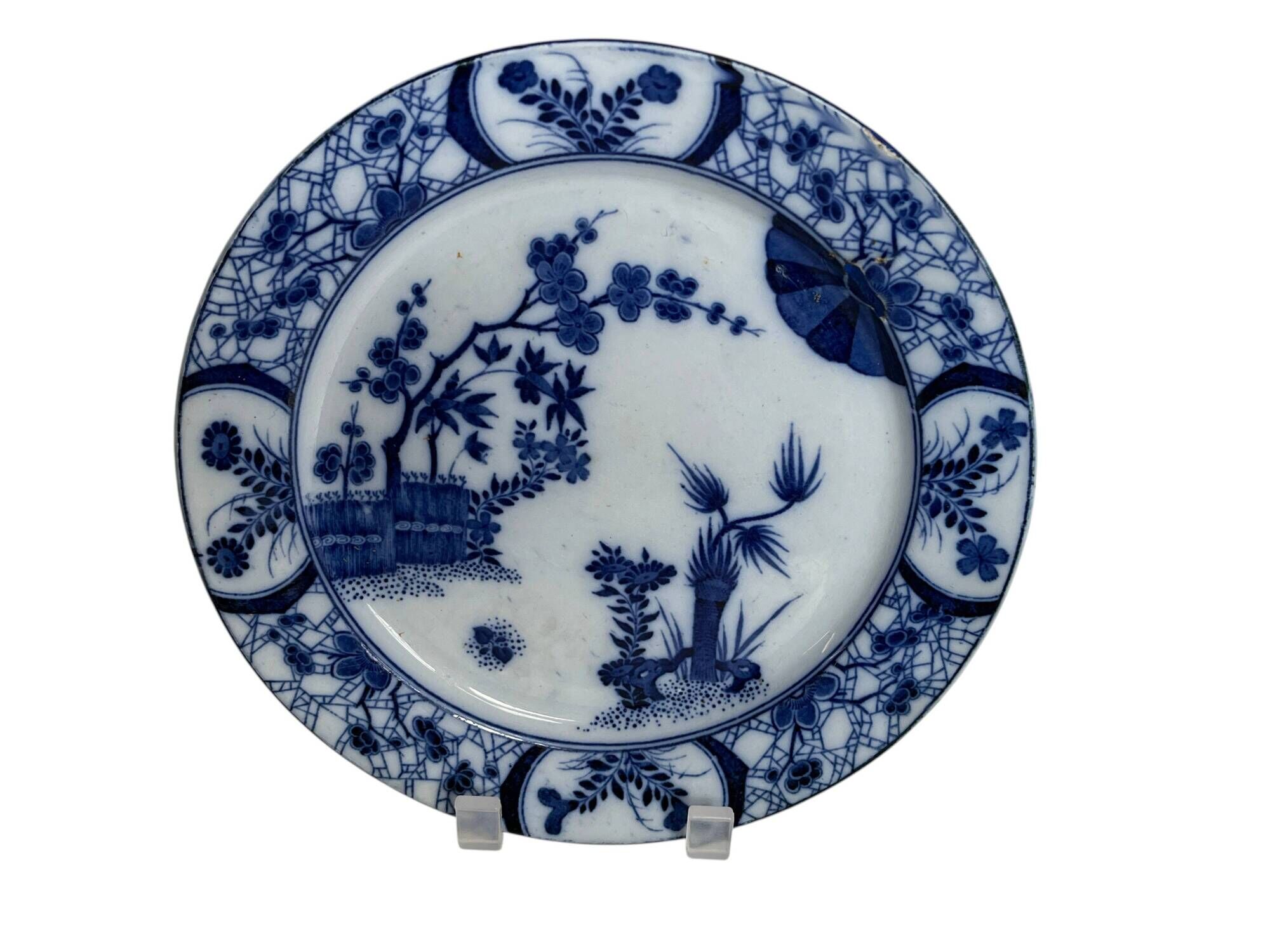 Creil Montereau, small plate decorated in Japanese style, late 19th century.