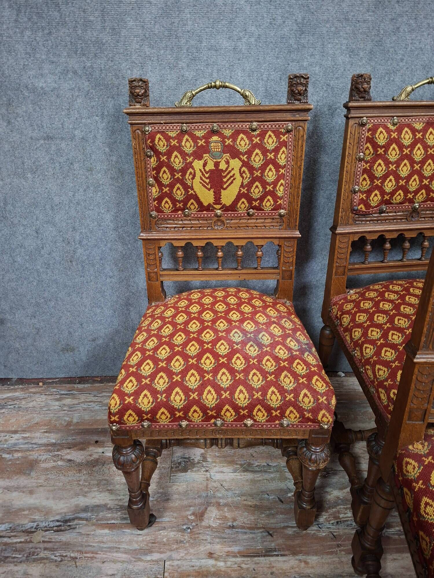 Suite de six chaises en chêne sculpté, de style Renaissance, XIXeme.