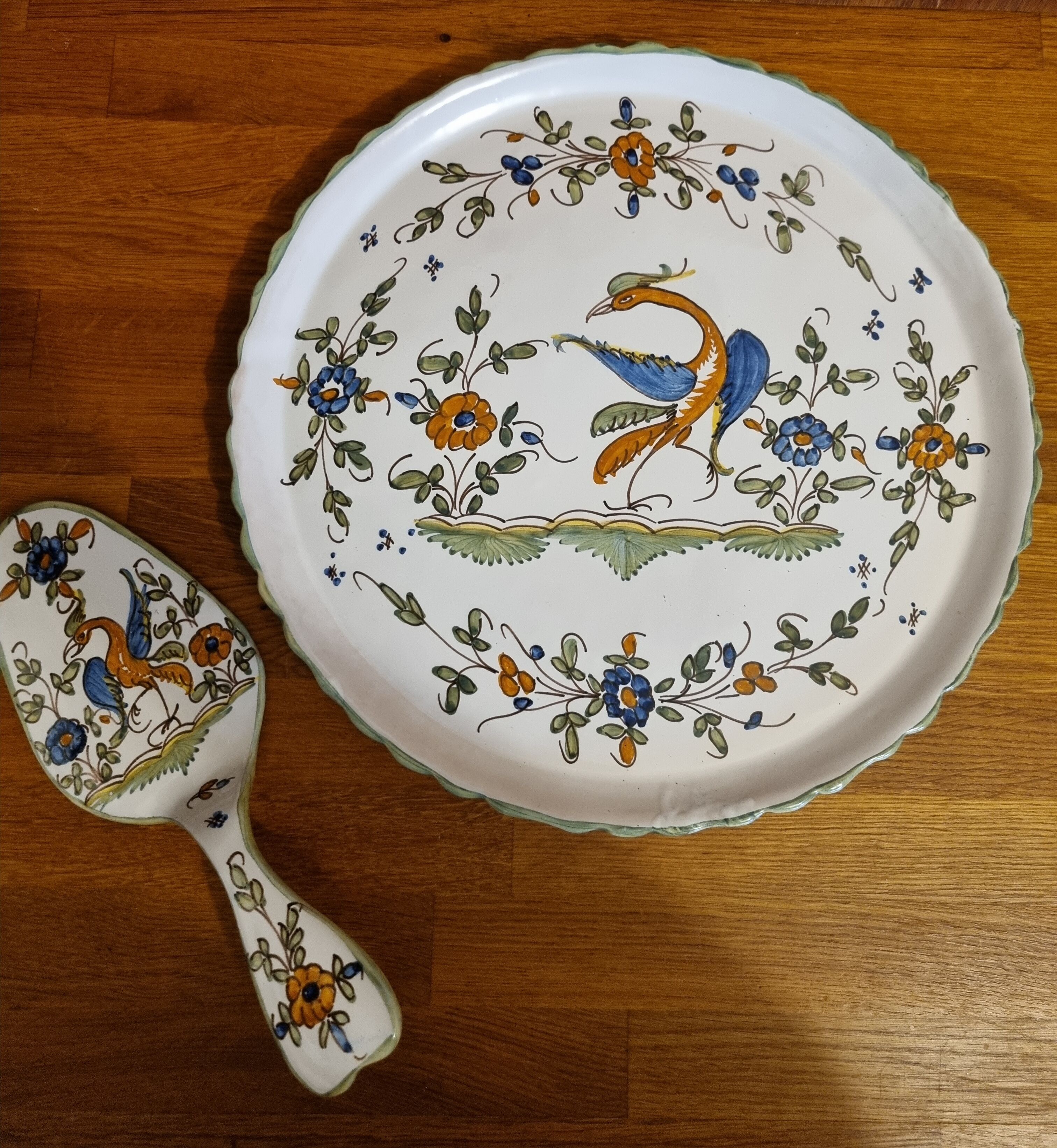 Plat à tarte en faience de Martres Tolosane Motif Moustiers avec sa pelle à tarte