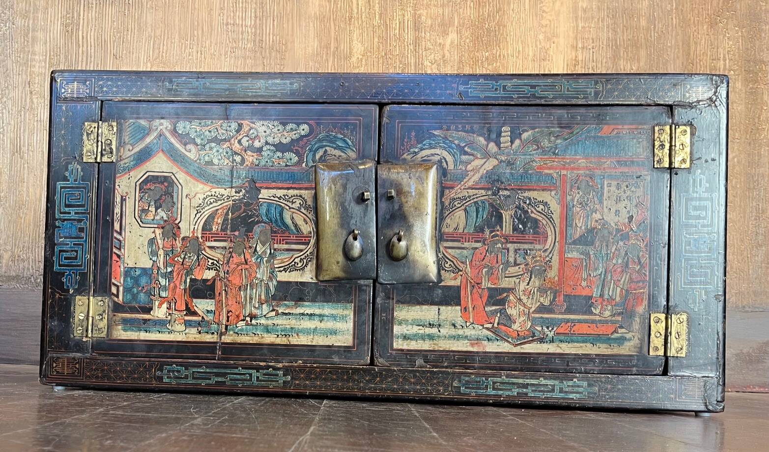 Antique Chinese chest with 2 doors
