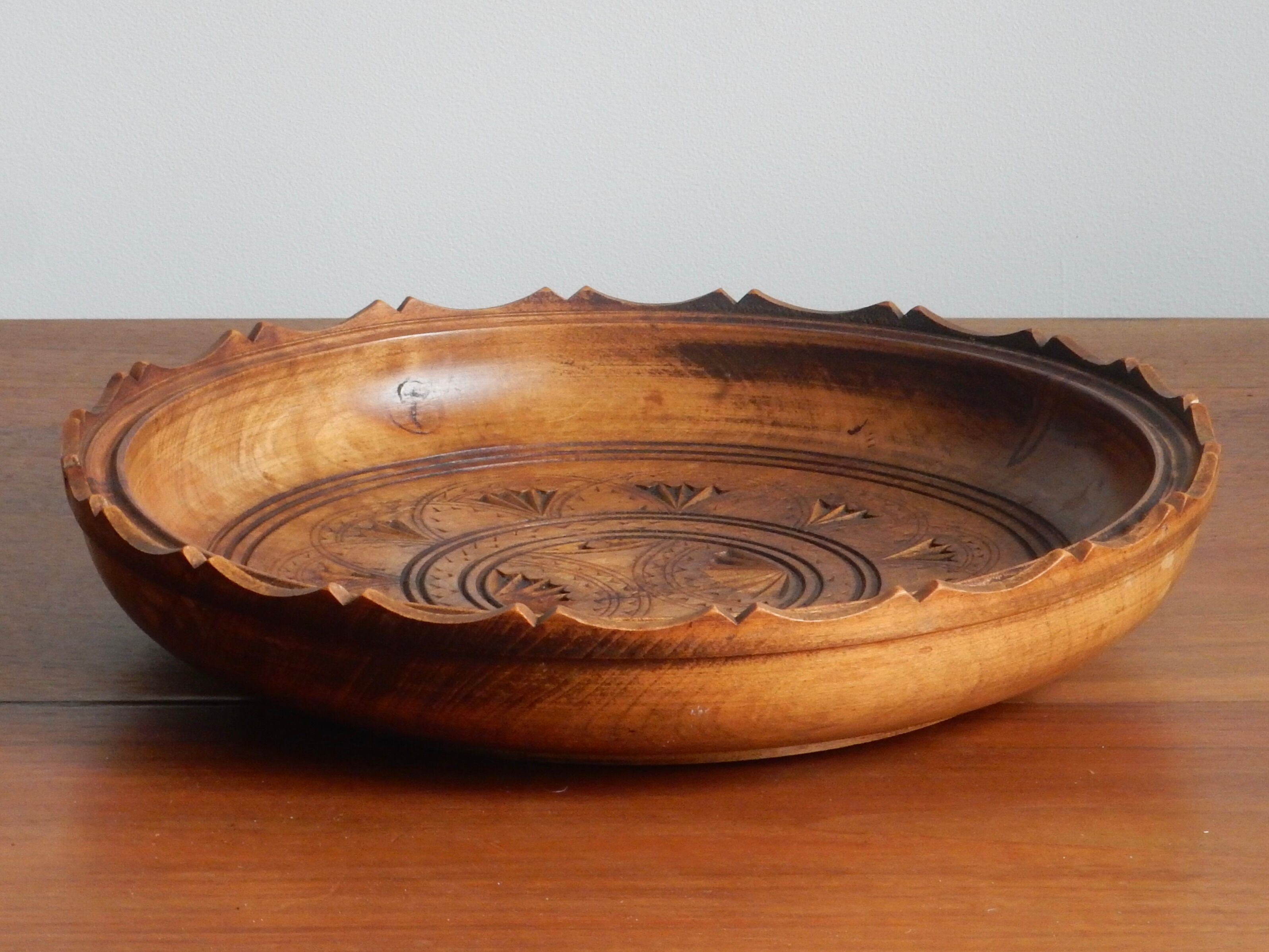 Decorative plate in carved wood