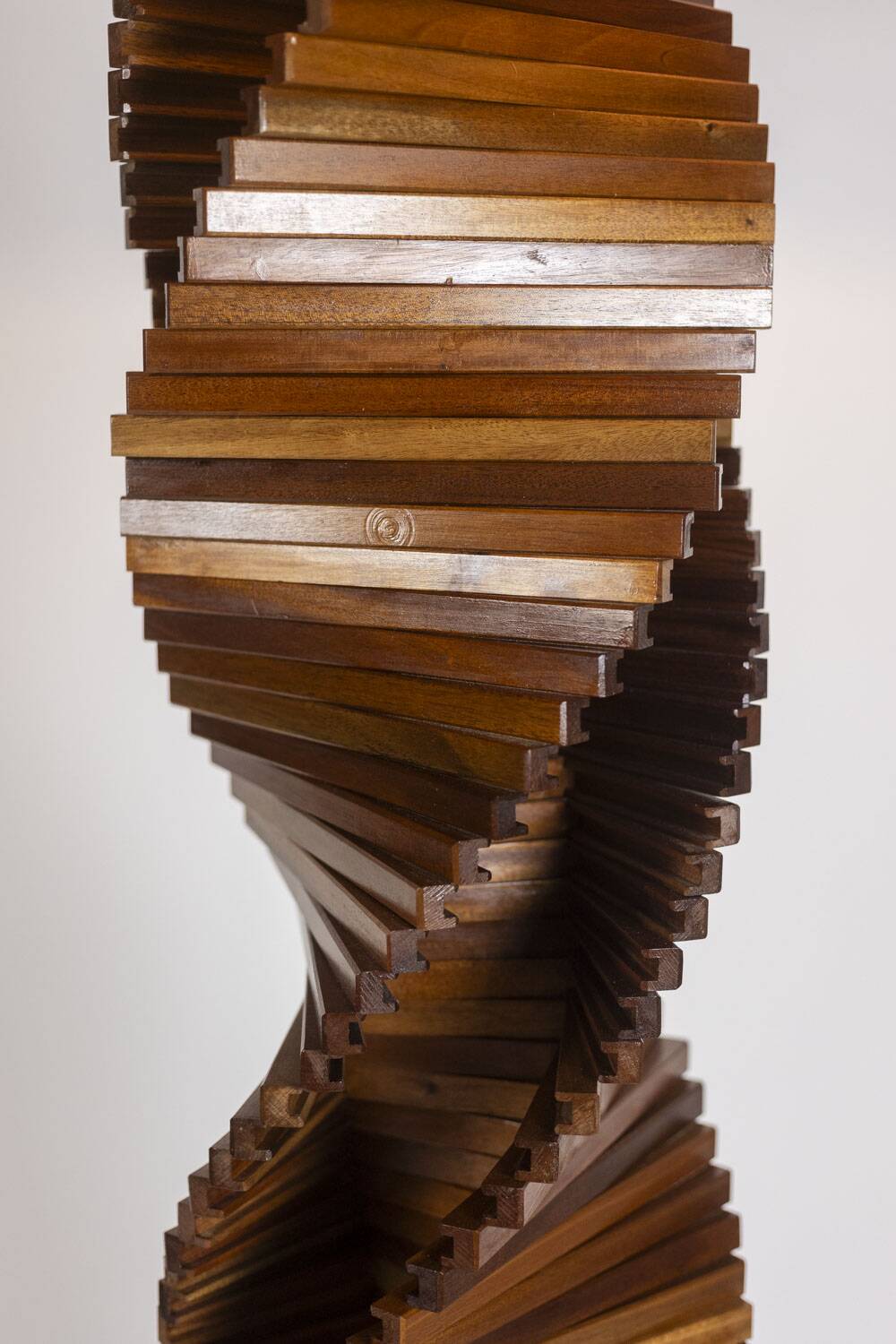 Pied de lampe en bois, sculptural. années 1980