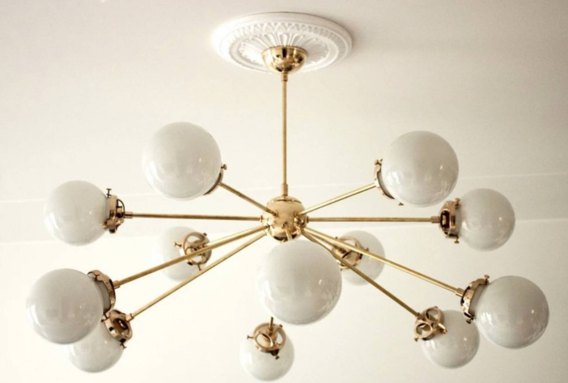 Lampadario Sputnik in ottone con 12 sfere opaline