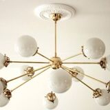 Lampadario Sputnik in ottone con 12 sfere opaline