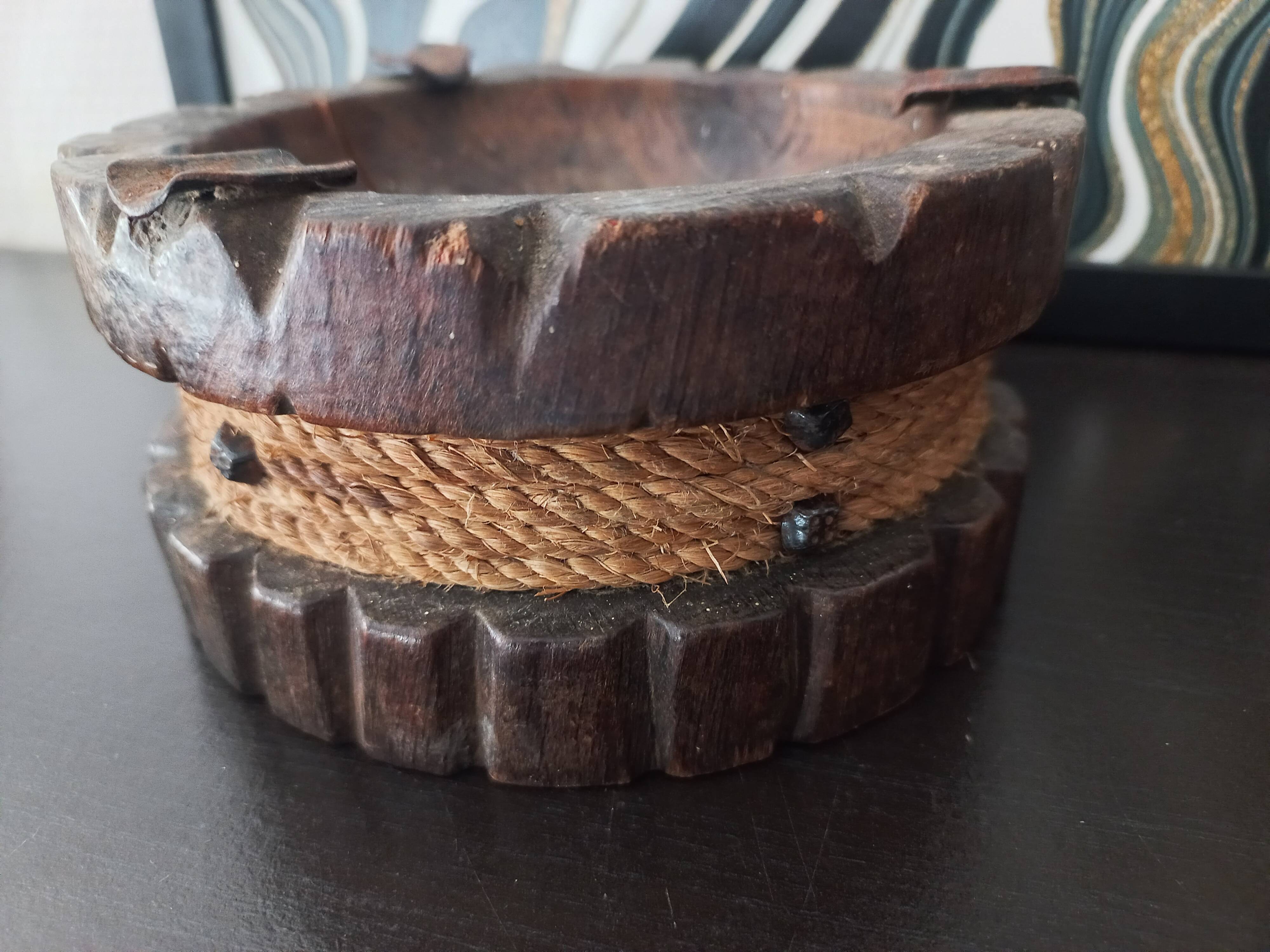 Cendrier rustique ancien en bois sculpté
