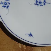 Fine Limoges porcelain dessert service: dish and 12 plates.
