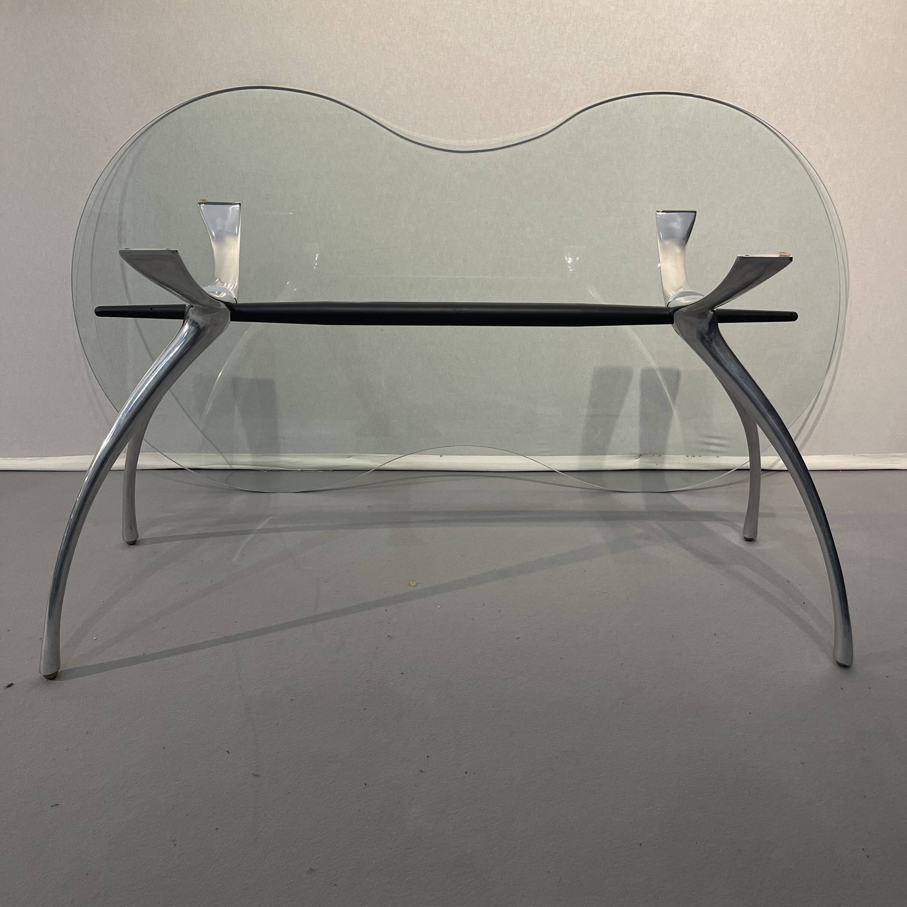Table, bureau en aluminium brossé et verre formant "rognon" par Bernard Dequet