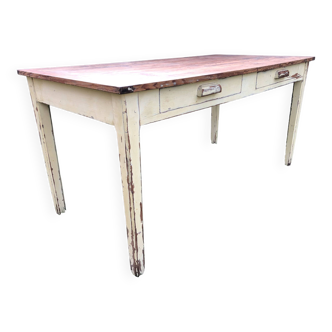 Table vintage en sapin avec 2 tiroirs à piétement peint.