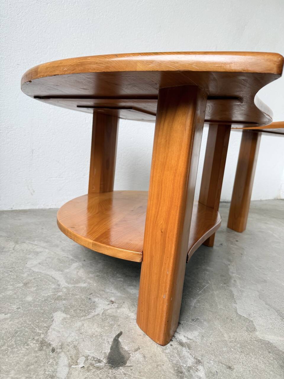 Tables basses en orme formant une goutte