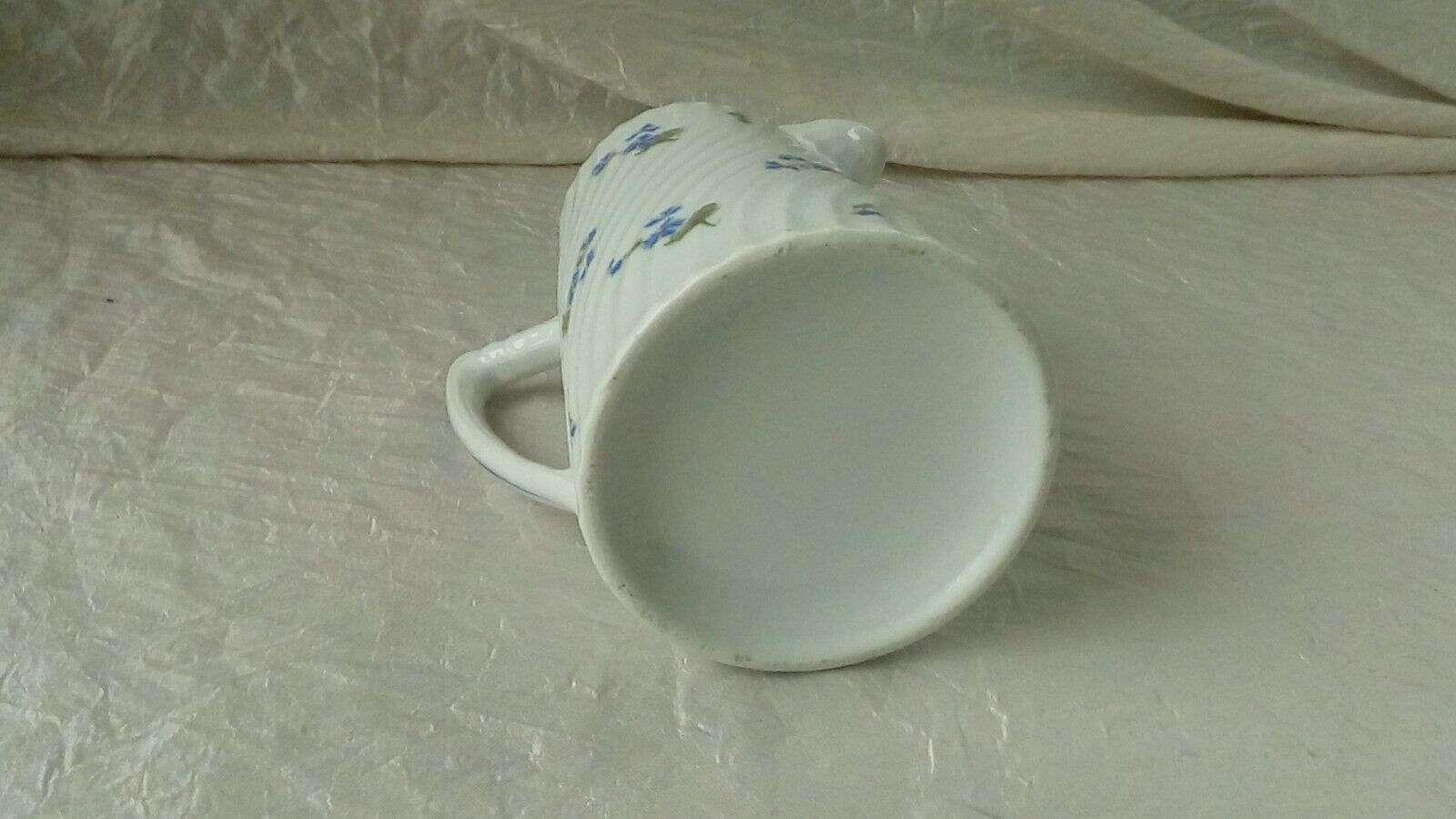 Pot a lait en porcelaine torsadee décor bleuet barbeau