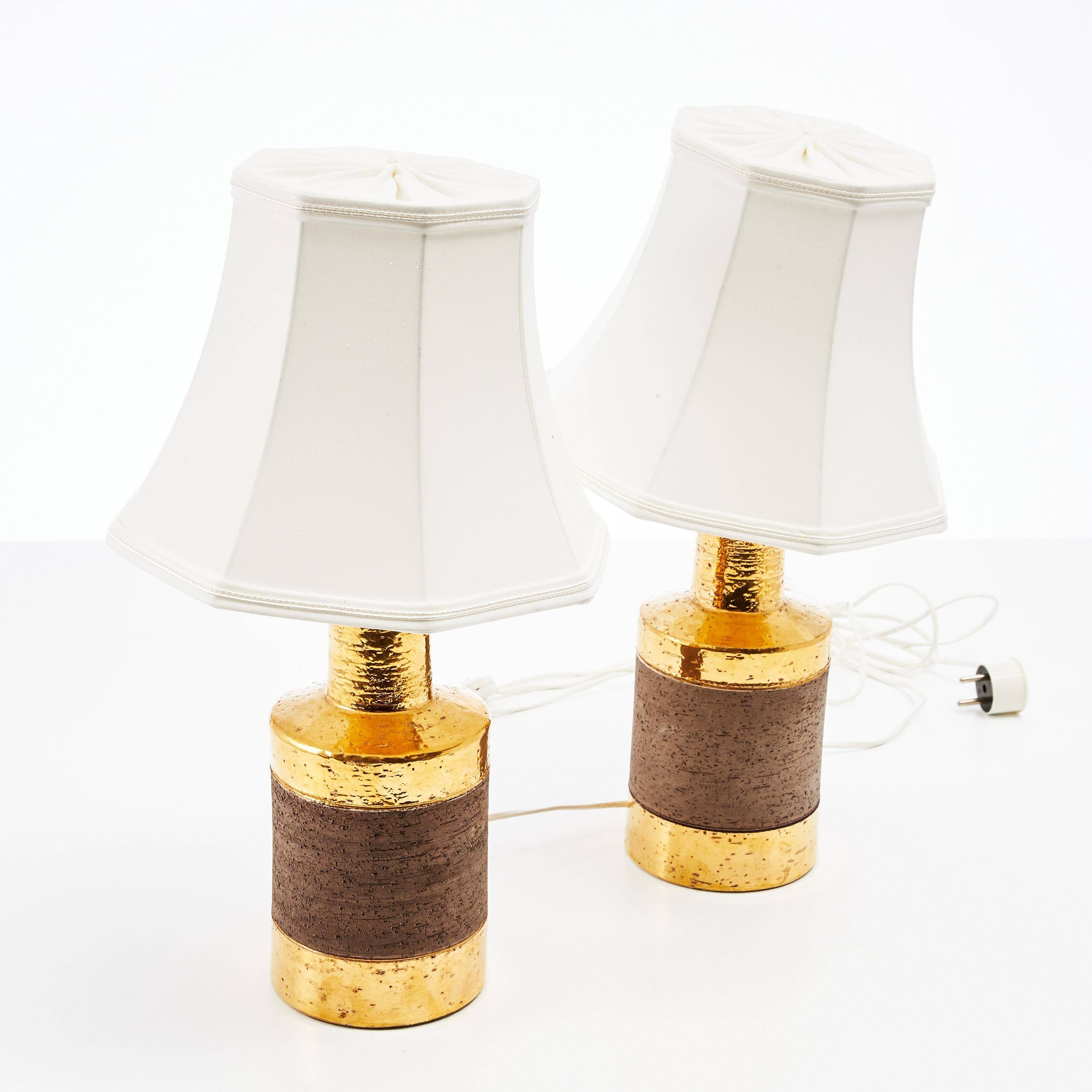 Pair of Bitossi table lamps in gilded ceramic, Italy, 1970.