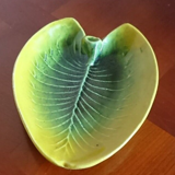set in stoneware plate and assorted cup in the shape of a sheet