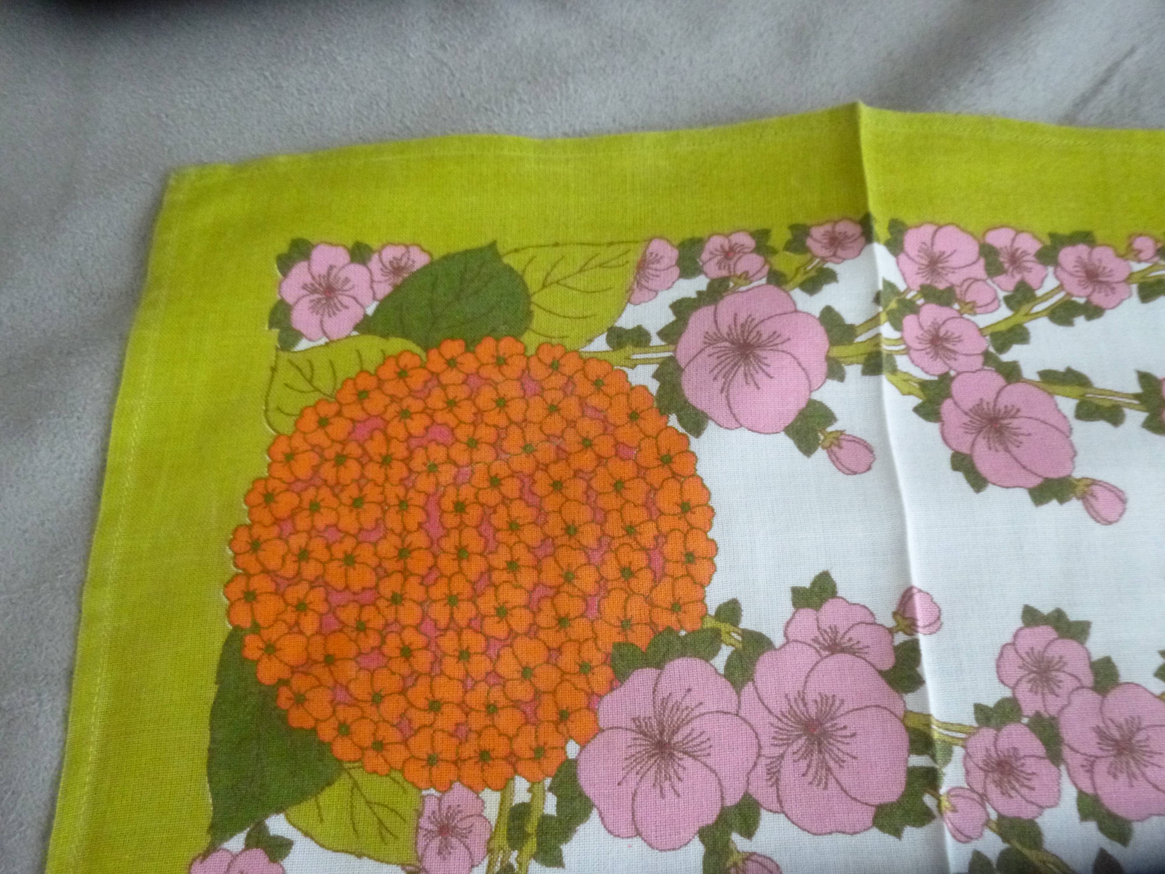 Bassetti 70s tablecloth and its 12 napkins