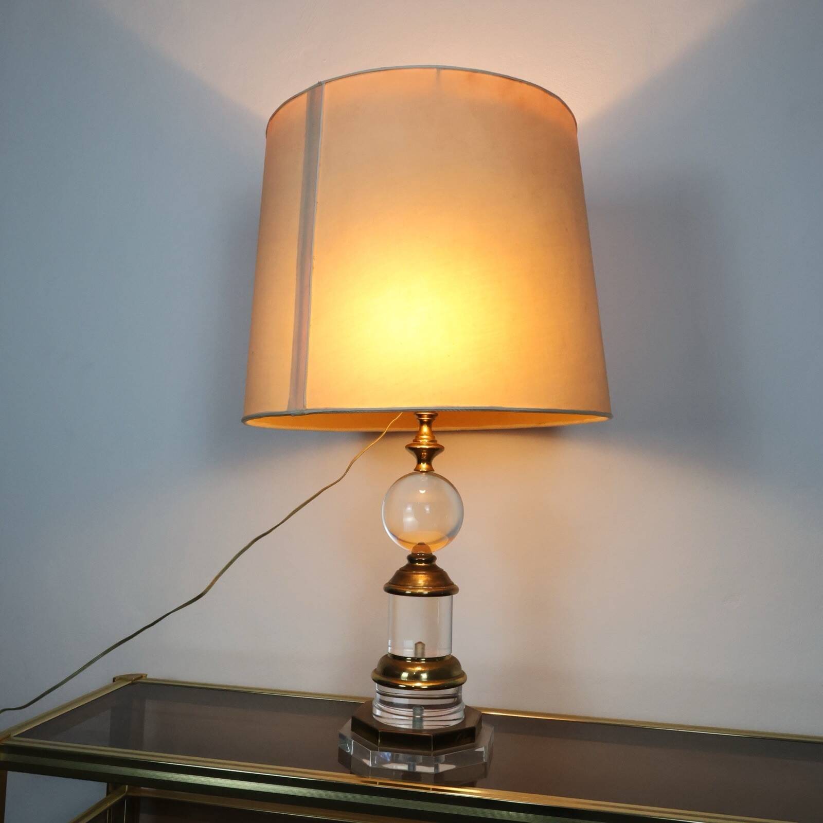Hollywood Regency lamp in acrylic and brass 1970s design modernariato